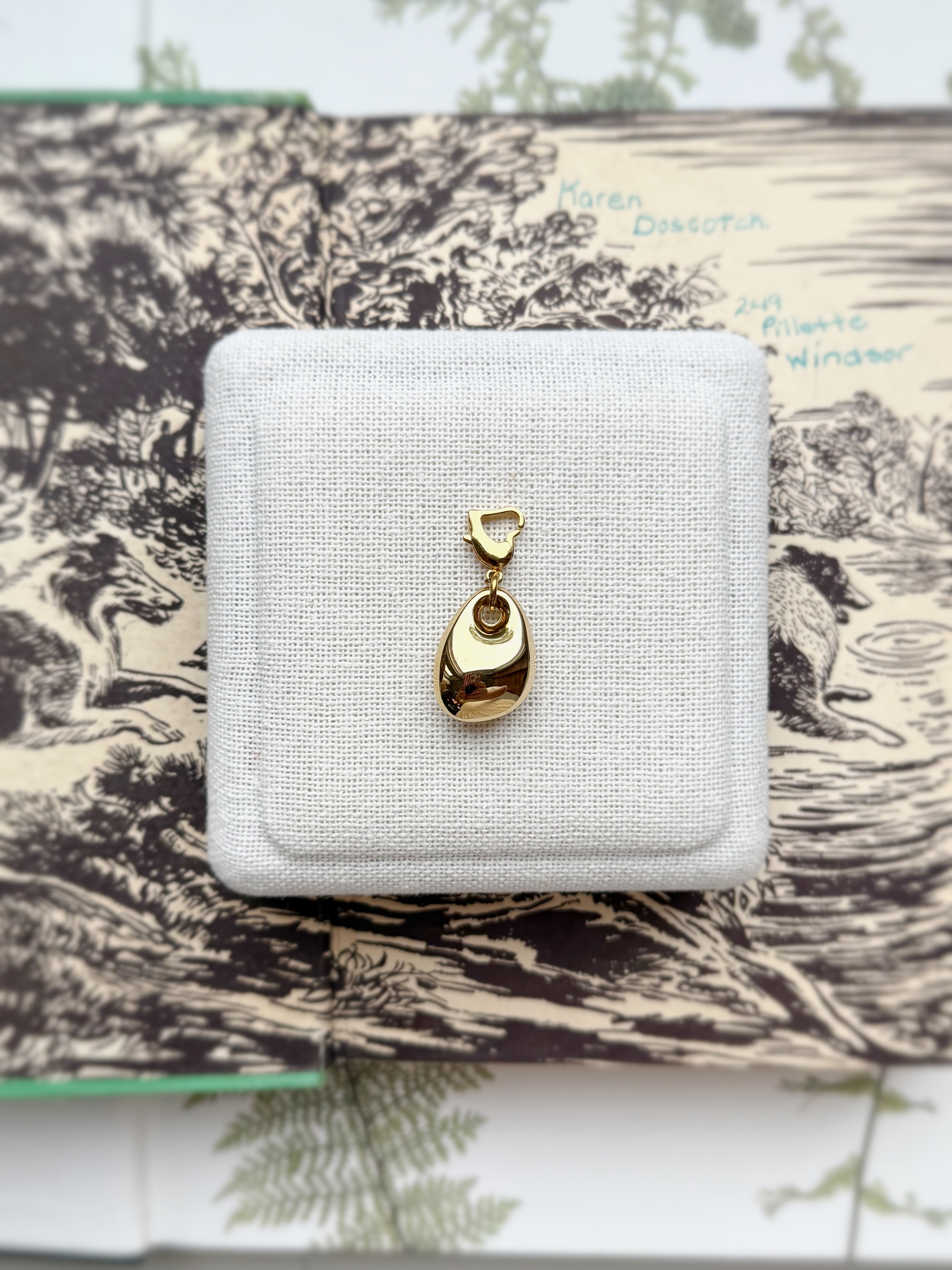 Pebble Charm - Hen and Bear